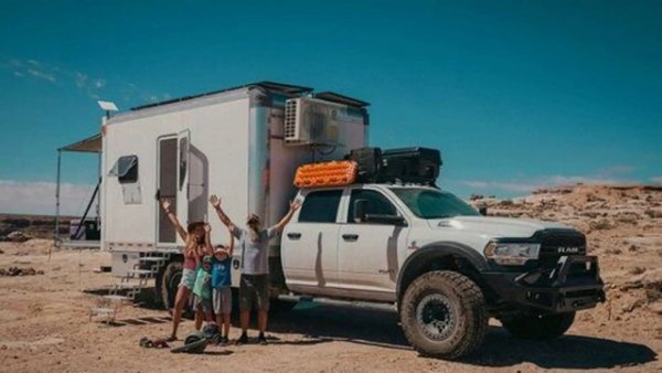 Историята около този кемпер е по-интересна от самия него. Четиричленно семейство зарязва всичко и се посвещава изцяло на номадския живот с кемпер, построен на базата на мощен Ram 5500. Кирт, Джен и двете им деца през 2021 г. решават да напуснат фермата си от около 40 000 кв. м., за да пътуват и изследва северноамериканския континент.

Квартетът авантюристи е кръстил превозното средство Macho, за него са похарчили общо 130 000 долара. Основната жилищна клетка е дълга 4,26 м, широка 2,4 м и със същата височина, изградена е от алуминий и покрита с дъбово дърво, със сгъваем страничен отвор.